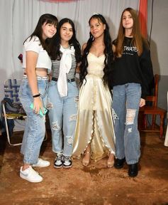 Foto de la galería: Celebración, familia y amigos en los 15 años de Fabiola Luján