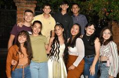 Foto de la galería: Celebración, familia y amigos en los 15 años de Fabiola Luján