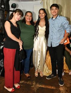 Foto de la galería: Celebración, familia y amigos en los 15 años de Fabiola Luján