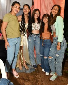 Foto de la galería: Celebración, familia y amigos en los 15 años de Fabiola Luján