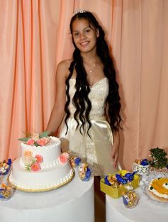 Foto de la galería: Celebración, familia y amigos en los 15 años de Fabiola Luján