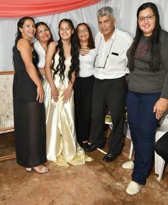 Foto de la galería: Celebración, familia y amigos en los 15 años de Fabiola Luján