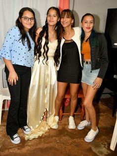 Foto de la galería: Celebración, familia y amigos en los 15 años de Fabiola Luján