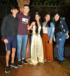 Foto de la galería: Celebración, familia y amigos en los 15 años de Fabiola Luján