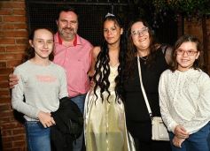 Foto de la galería: Celebración, familia y amigos en los 15 años de Fabiola Luján