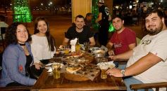 Foto de la galería: Noche de sábado y encuentro con amigos en la zona de El Brete de Posadas