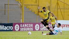 Foto de la galería: Crucero festejó en casa y lidera su zona en el Federal A