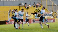 Foto de la galería: Crucero festejó en casa y lidera su zona en el Federal A