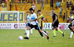 Foto de la galería: Crucero festejó en casa y lidera su zona en el Federal A