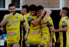 Foto de la galería: Crucero festejó en casa y lidera su zona en el Federal A