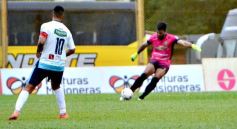 Foto de la galería: Crucero festejó en casa y lidera su zona en el Federal A