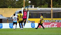 Foto de la galería: Crucero festejó en casa y lidera su zona en el Federal A