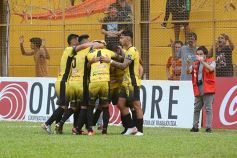 Foto de la galería: Crucero festejó en casa y lidera su zona en el Federal A