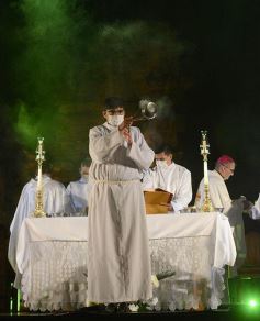 Foto de la galería: Celebración, fe y emoción en la Misa Popular de las Misiones del Jueves Santo