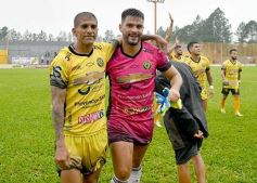 Foto de la galería: Con lluvia y uno menos en la cancha, Crucero festejó en casa