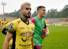 Foto de la galería: Con lluvia y uno menos en la cancha, Crucero festejó en casa