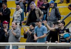 Foto de la galería: Con lluvia y uno menos en la cancha, Crucero festejó en casa