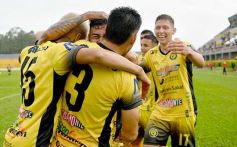 Foto de la galería: Con lluvia y uno menos en la cancha, Crucero festejó en casa