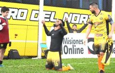 Foto de la galería: Con lluvia y uno menos en la cancha, Crucero festejó en casa
