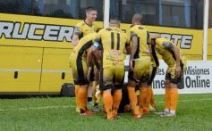 Foto de la galería: Con lluvia y uno menos en la cancha, Crucero festejó en casa