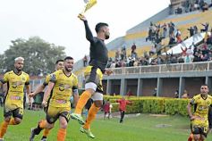 Foto de la galería: Con lluvia y uno menos en la cancha, Crucero festejó en casa