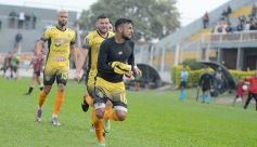 Foto de la galería: Con lluvia y uno menos en la cancha, Crucero festejó en casa