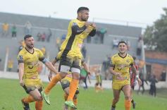 Foto de la galería: Con lluvia y uno menos en la cancha, Crucero festejó en casa