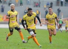 Foto de la galería: Con lluvia y uno menos en la cancha, Crucero festejó en casa