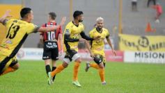 Foto de la galería: Con lluvia y uno menos en la cancha, Crucero festejó en casa