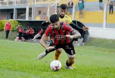 Foto de la galería: Con lluvia y uno menos en la cancha, Crucero festejó en casa