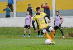 Foto de la galería: Con lluvia y uno menos en la cancha, Crucero festejó en casa