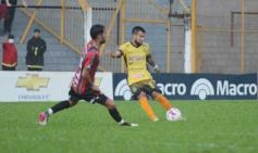 Foto de la galería: Con lluvia y uno menos en la cancha, Crucero festejó en casa