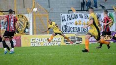 Foto de la galería: Con lluvia y uno menos en la cancha, Crucero festejó en casa