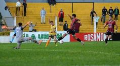 Foto de la galería: Con lluvia y uno menos en la cancha, Crucero festejó en casa