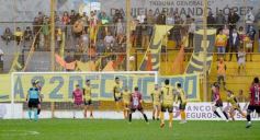 Foto de la galería: Con lluvia y uno menos en la cancha, Crucero festejó en casa