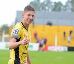 Foto de la galería: Con lluvia y uno menos en la cancha, Crucero festejó en casa