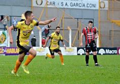 Foto de la galería: Con lluvia y uno menos en la cancha, Crucero festejó en casa