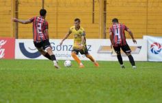 Foto de la galería: Con lluvia y uno menos en la cancha, Crucero festejó en casa