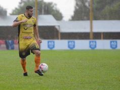 Foto de la galería: Con lluvia y uno menos en la cancha, Crucero festejó en casa