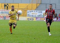 Foto de la galería: Con lluvia y uno menos en la cancha, Crucero festejó en casa