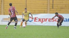 Foto de la galería: Con lluvia y uno menos en la cancha, Crucero festejó en casa
