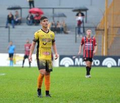 Foto de la galería: Con lluvia y uno menos en la cancha, Crucero festejó en casa