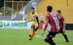 Foto de la galería: Con lluvia y uno menos en la cancha, Crucero festejó en casa