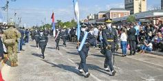 Foto de la galería: Encuentro patrio en el desfile del 25 de Mayo