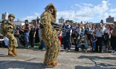 Foto de la galería: Encuentro patrio en el desfile del 25 de Mayo