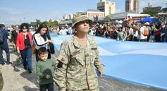 Foto de la galería: Encuentro patrio en el desfile del 25 de Mayo