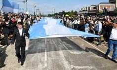 Foto de la galería: Encuentro patrio en el desfile del 25 de Mayo