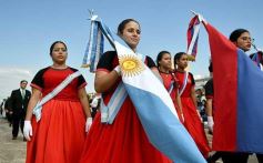 Foto de la galería: Encuentro patrio en el desfile del 25 de Mayo