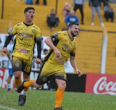 Foto de la galería: Crucero sumó de a tres en casa en el debut de Ricardone