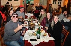 Foto de la galería: A pesar del frio, la noche del sábado se disfrutó con salidas y amigos en Posadas